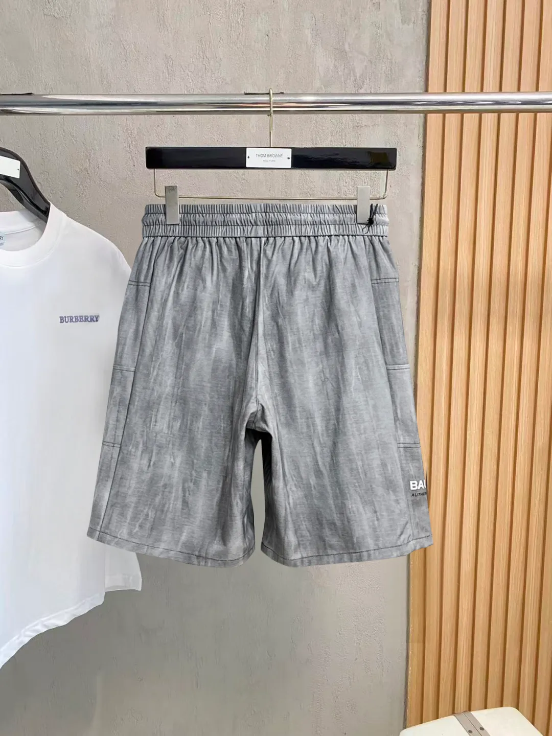 Balenciaga's three-standard complete 2026 summer New Arrival men's casual shorts, advanced custom-made Breathable fabric, Breathable fabric, extremely stretchy and comfortable, impeccable details, top-grade accessories, original logo design concept, delicate and soft feel! The upper body fit is awesome! Size: M-XXXL Please state your height and weight when ordering